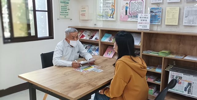 公版1圖說：台南就業中心服務人員洪名展先生協助婦女-阿文走入人群，找回曾經的自己
