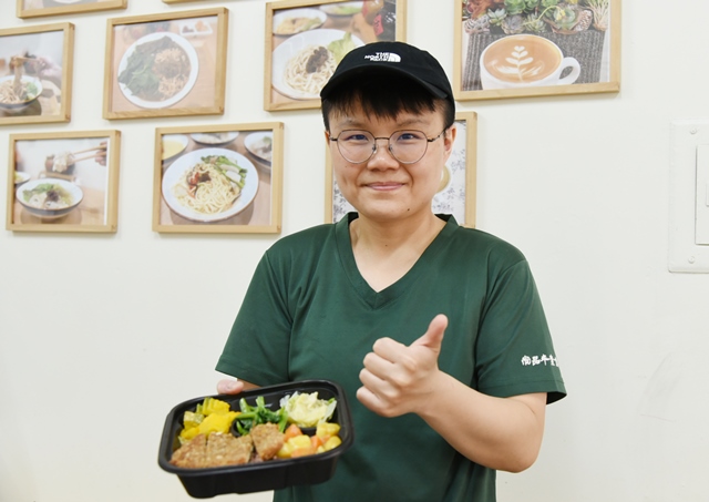 就愛吃素食！8年級女生靠微創貸款開餐館圓夢