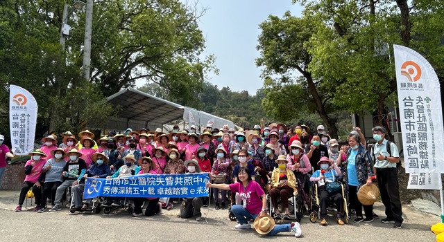 台南市立醫院失智社區服務據點  帶長輩春遊戶外教學