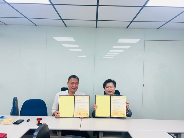 嘉藥觀光系主任甘其銓（右）與台南旅行公會理事長蔡承鴻代表簽約