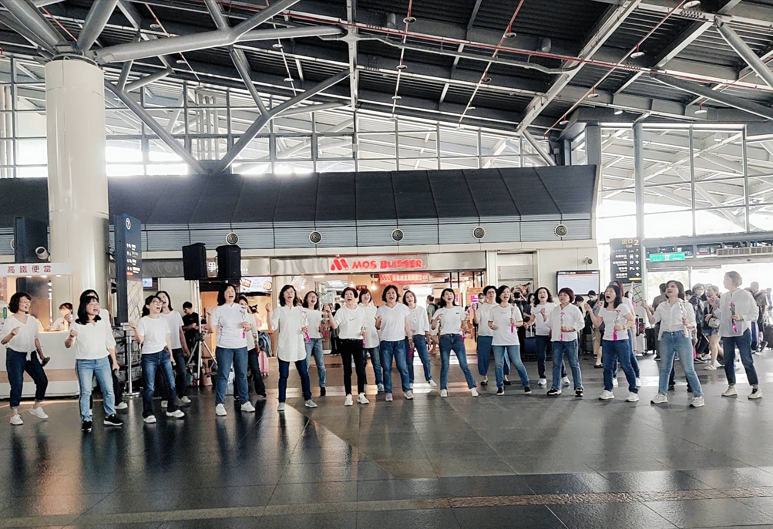 高鐵台南站「母馨頌」公益大合唱 溫馨氛圍感動旅客