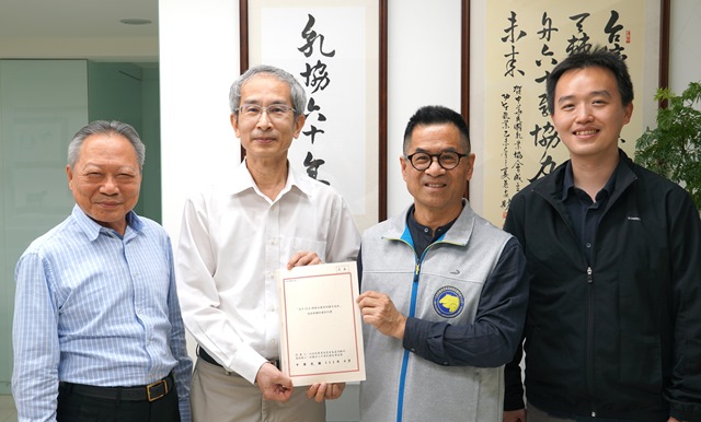 圖1.-畜試所與社團法人中華民國乳業協會完成A2β酪蛋白基因檢測技術移轉簽約合照，圖左至右依序為社團法人中華民國乳業協會方清泉秘書長、徐濟泰理事