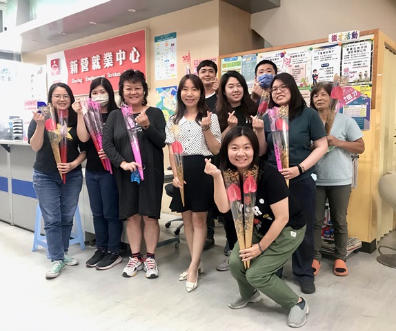 圖一說明：為慶祝母親節，勞動部雲嘉南分署新營就業中心贈送六甲特產火鶴花予參加課程的學員及求職民眾，火鶴花的發音與台語「乎好」相近，祝福大家求職路