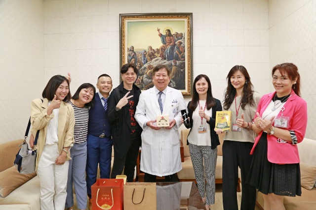 慶祝國際護師節-【和平歸來】戲劇團隊於新樓醫院辦理公益專場試映會-感謝醫護致贈劉啓