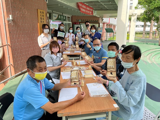 病友開心分享手作作品，帶有濃烈懷舊風的彈珠台