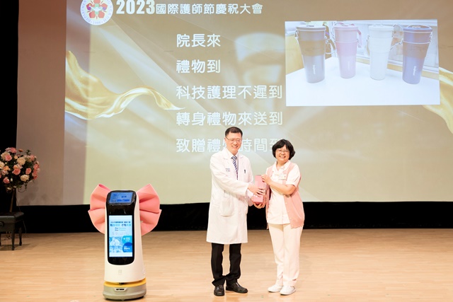 結合科技，「葫蘆」機器人於院長致贈紀念品中亮相
