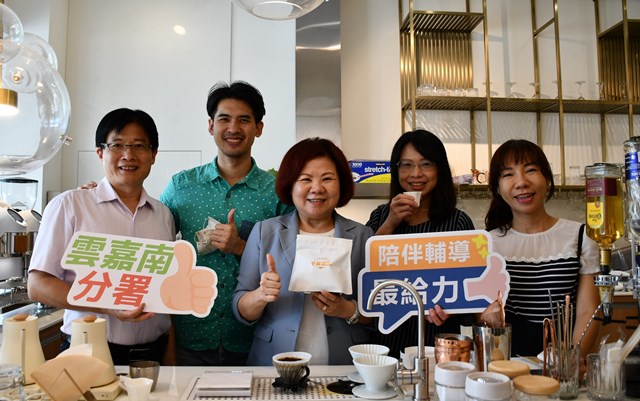通傳：勞動部長許銘春中讚巷隅咖啡負責人蔡秉芳左2不僅挺過疫情，在今年4月還開設了2店，真的是微創商家的典範。