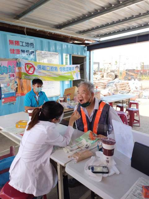 麻豆新樓醫院與業界打造無檳健康環境宣傳戒檳及進行口腔篩檢