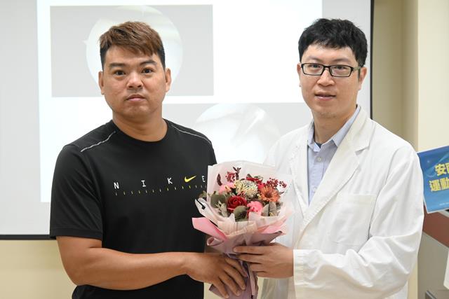 患者曾先生贈花致謝張伯羣主任的治療，讓他能重拾熱愛的籃球