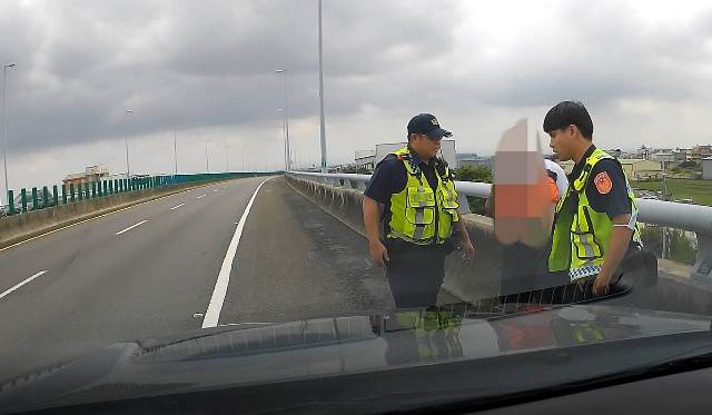 6旬翁誤闖快速道路 港口警助返家