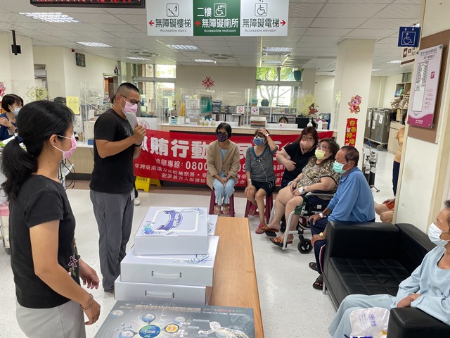 胸腔病院蔡宇軒主任左二舉辦廉政宣導，與病友互動問與答遊戲