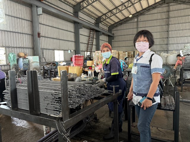 通傳：王大姐左在新營就業中心就服員李美琴右積極推介並運用就業促進工具，順利錄取宗興鐵線廠。