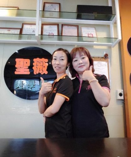 通傳：阿琳左目前已穩定就業美容師一職，除感謝培訓單位的教導及陪伴，也謝謝聖薇美容集團願意給她就業機會。