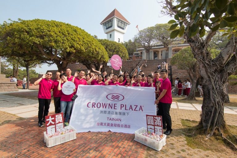 1.台南大員皇冠假日酒店-林欣怡總經理帶領員工一起為安平古堡慶生-2