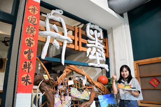 通傳：八年級女生陳卉珊開設的舟墨weekend早午餐店，透過勞動部「微型創業鳳凰」的貸款補助，成功渡過遷址的艱難階段。