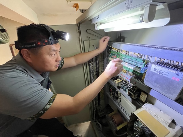 通傳_非科班出身的魏天佑參加雲嘉南分署自動控制職前訓練，結訓後取得PLC與工業配線2張丙級證照，還有5間公司搶著要。