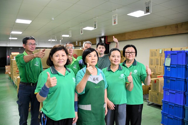 通傳：薌園生技企業第二代黃禹嘉廠務經理後排右1-運用勞動部職務再設計增添輔具，大幅減輕中高齡員工的體力負荷。