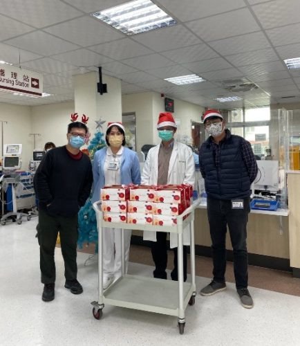 胸腔病院醫療團隊贈送點心禮盒給住院病友，慶祝聖誕節快樂