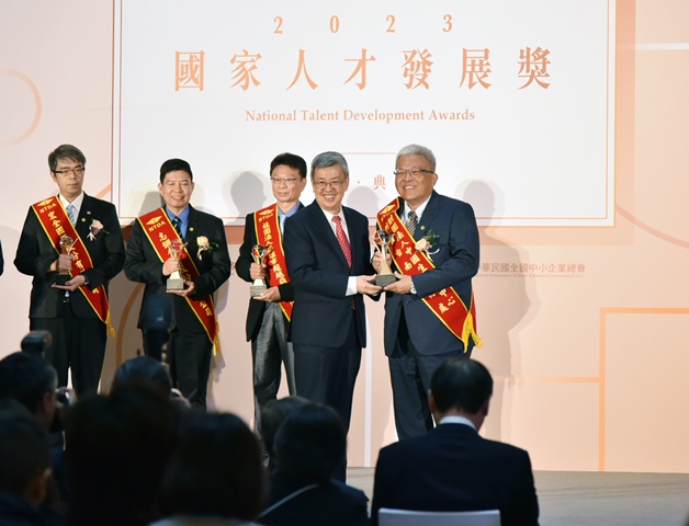 通傳_中國生產力中心台南服務處獲國家人才發展獎，由陳建仁副總統親自頒獎。