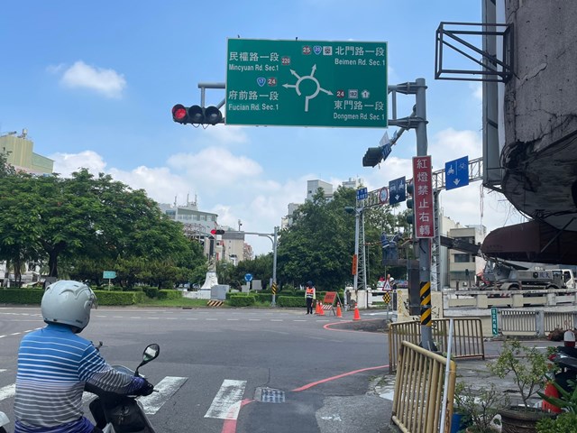 配合西門圓環開放機慢車直行 東門圓環禁止紅燈右轉