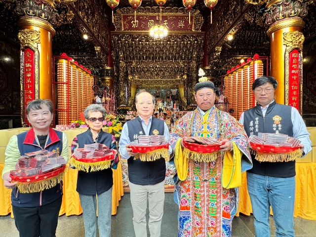 家樂福26日將120000份「一塊平安卡」吉祥物祈求「安平媽」開光加持