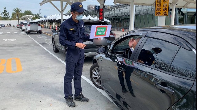 歸仁分局加強取締高鐵燈區周邊重點違規停車並勸導U型車道載客車輛勿久停