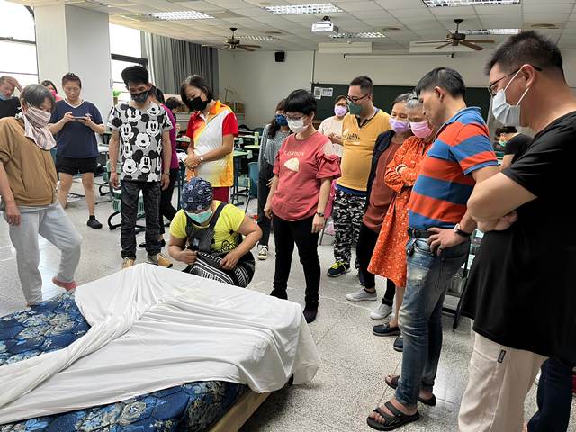 通傳_參加勞動部房務清潔職前專班結訓學員，將發給一次性獎勵金5千元，後經就業中心推介受僱前揭專案職缺，每月再加領6千元至1.3萬元獎勵金。