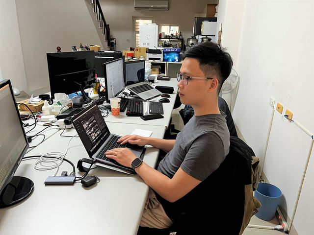 通傳_26歲的陳彥宇透過勞動部產業新尖兵課程的訓練，從餐飲業跨域成為超夯軟體開發工程師。