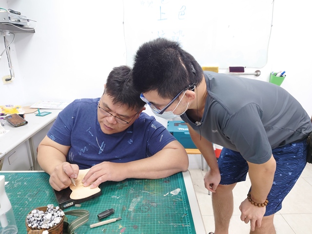 通傳_小冠右2擁有堅定信念，積極投入職業訓練，磨練自我專業技能，深獲老師及同學的讚許。