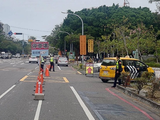 成大醫院小東路門診大樓停車場前車道實施管制，交通更順暢