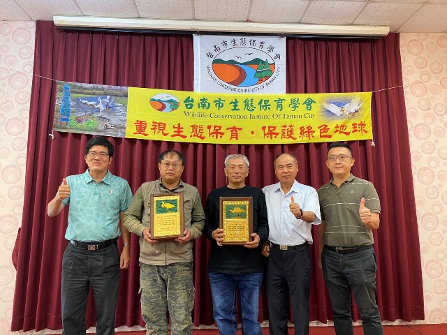 台南市生態保育學會頒獎表揚2位尋獲市長任內野放傷癒黑琵鳥友