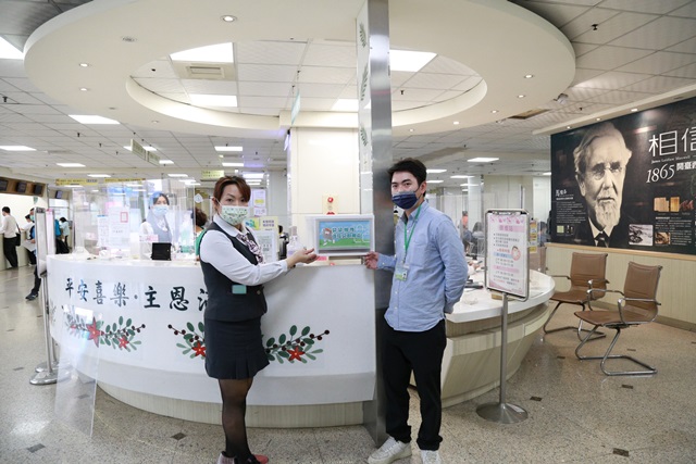 新樓醫院服務台設置南市環保局「袋袋相傳」購物袋取用櫃，便利有需求的就醫民眾免費