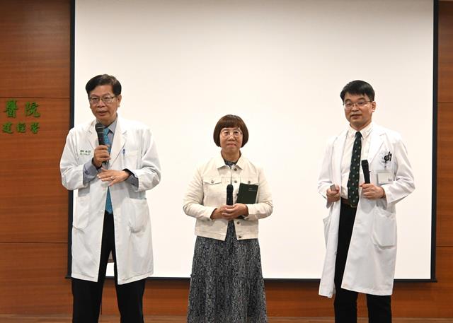 林聖哲院長左感謝患者許女士對安南醫院的信任，並肯定許秉毅副院長與消化內科團隊的專業