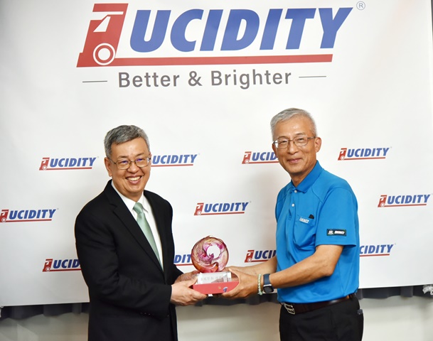 璨揚董事長黃文献致贈紀念品予陳建仁院長。