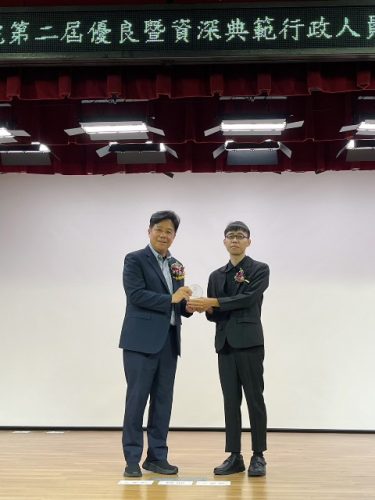 衛福部附屬醫療及社會福利機構管理會林慶豐執行長左與胸腔病院林宇誠庶務員右合照