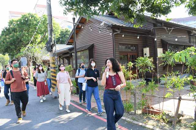通傳_潘瑋茵右1協助嘉義縣政府營運「水道頭文創聚落」，遊客來訪時也會擔任解說人員。