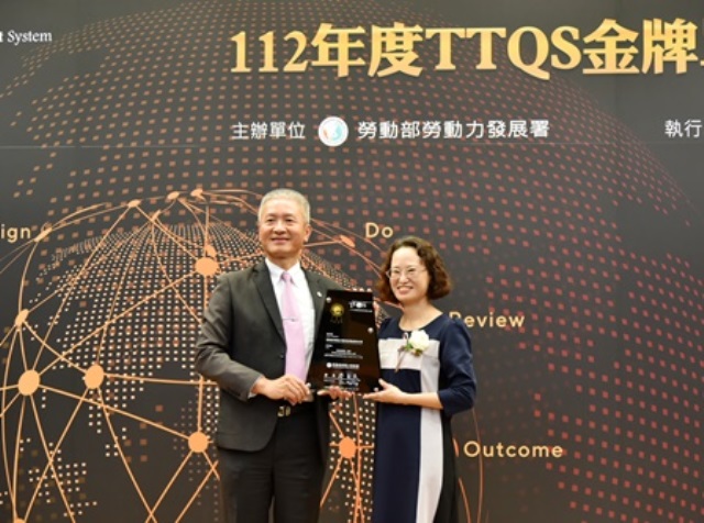 通傳_雲嘉南分署TTQS蟬連6度奪金，勞動力發展署長蔡孟良左頒發金牌由雲嘉南分署副分署長許慧香代表領獎。-1