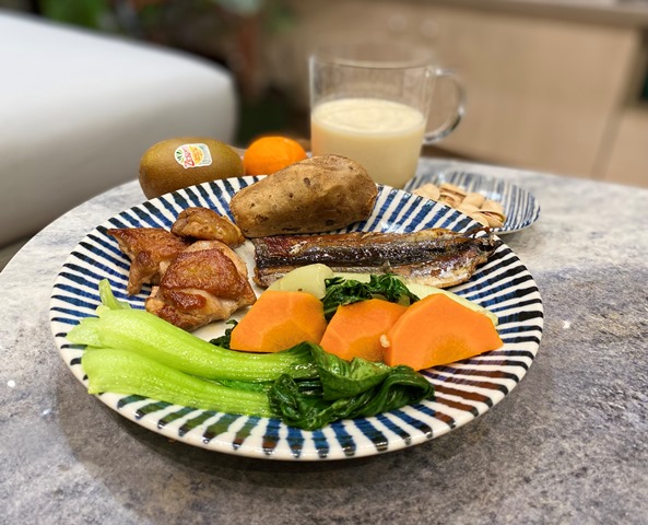 圖說均衡攝取多樣食物，新鮮的蔬果富含維生素C、維生素E和β-胡蘿蔔素，並選擇優質蛋白，補充維生素D，降低糖類與加工食品，可減緩過敏發作頻率。