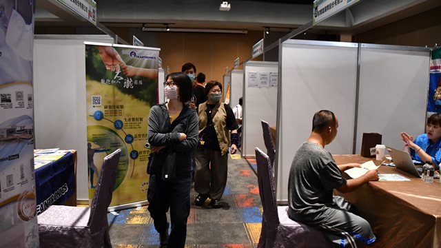 通傳_本次徵才其中有近600個工作機會免相關經驗就能應徵，還有超過250個職缺薪水3萬元起跳，歡迎青年學子們返嘉就業。