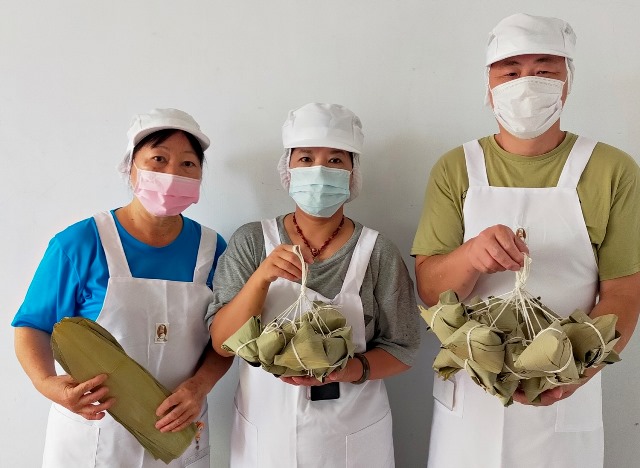 通發-圖2.臺南市將軍區馬沙溝社區發展協會以在地原料火燒蝦入粽，推出「阿嬤古早味火燒蝦肉粽」。