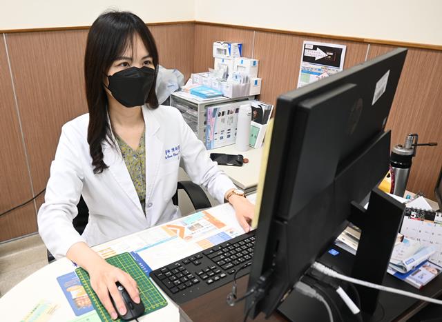 陳郁蓁醫師強調，異位性皮膚炎治療三重點不外乎：保濕劑的選擇與使用、遠離誘發因素，與及時接受相應治療