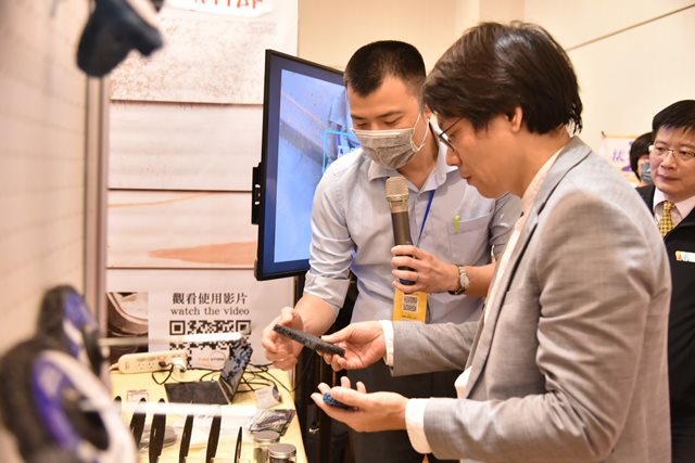 通傳-現場規劃「產業展示區」，首日邀請泰吉軒實業、麥當勞、統一超商與鋒泰五金等特色廠商，勞動部政務次長王安邦右也前往展示區體驗。