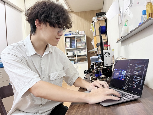 通傳_21歲的曾哲瀚透過青年就業領航計畫進入職場工作進行職涯探索，助他確立職涯方向。