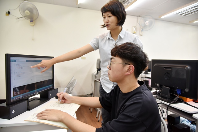 通傳_3年來洪邇文陸續上了多門產投課程，實力迅速累積，不僅成功轉換跑道，也當上講師，薪水更翻倍成長。