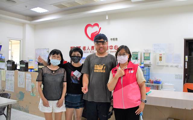 通傳-聖誕老人長期照顧中心負責人郭小姐左1，呼籲雇主積極申請勞動部就促工具，提供身心障礙者就業機會、營造友善職場。
