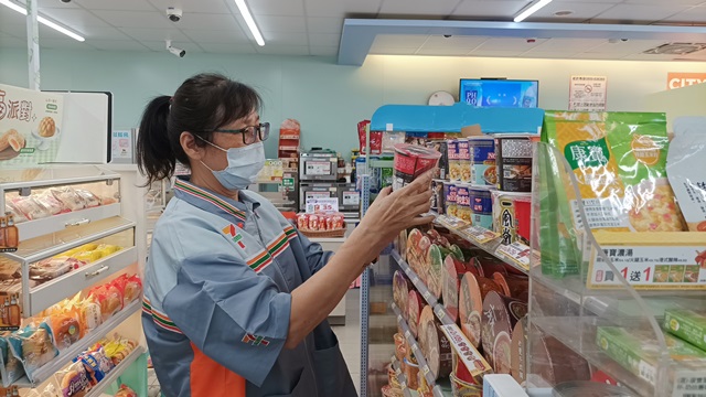 公版圖一：靜姐(化名)於超商門市工作中查看商品有效期限