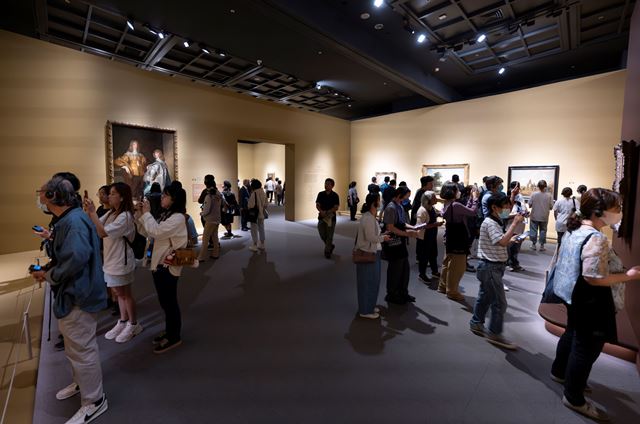 奇美博物館《英國國家藝廊珍藏展》吸引大批人潮觀展，展現台灣民眾對藝術的熱情。 (1)