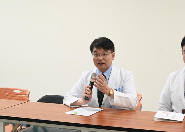 許秉毅副院長表示，9月開學增加群聚，許多爸媽會更擔心家中寶貝受腸病毒威脅