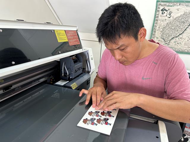 通傳-林毓棟於訓期結束前，就底定創業的想法，開始添購設備於假日接案、客製化販售，至今已創業半年，訂單量更是穩定攀升。