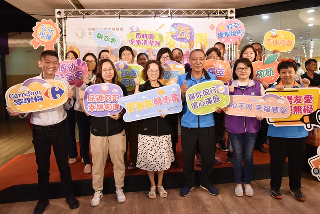 通傳_今日成果展勞動部雲嘉南分署副分署長許慧香(前左3)也到場為庇護工場夥伴們加油打氣。
